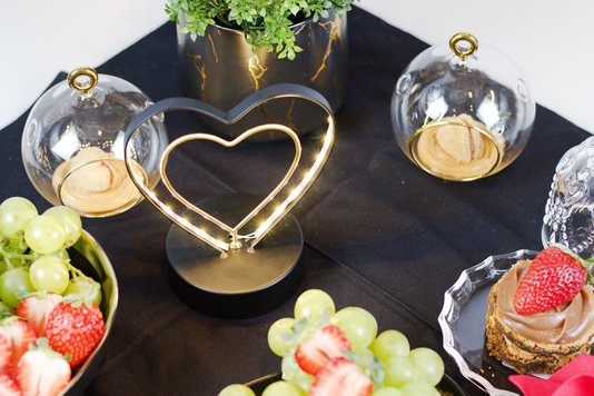 Luminária a Pilha Coração Decorativa Preto e Dourado 16 cm