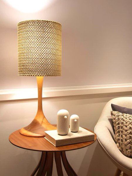 Luminária de Mesa com Tingimento Nogueira e Cupula Frida Rosa Maria 64 cm