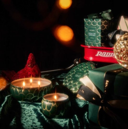 Mini Vela Lata Noble Fir Garland Voluspa 25 Horas