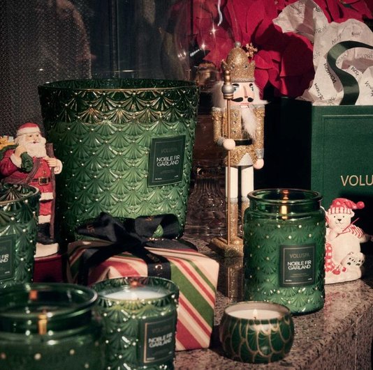 Mini Vela Lata Noble Fir Garland Voluspa 25 Horas