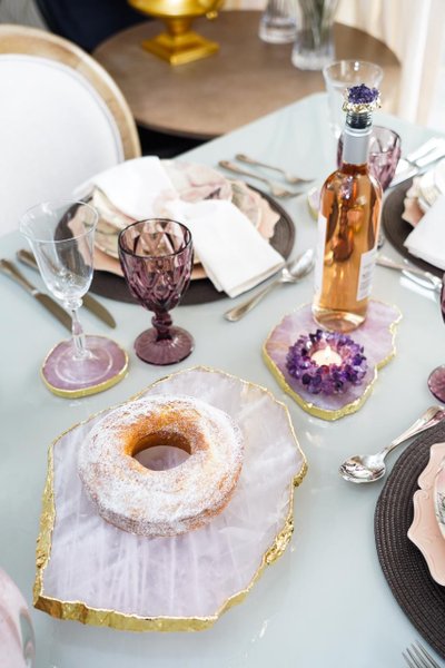 Prato para Bolo Quartzo Cristal com Ouro 24K Camila Vieira 