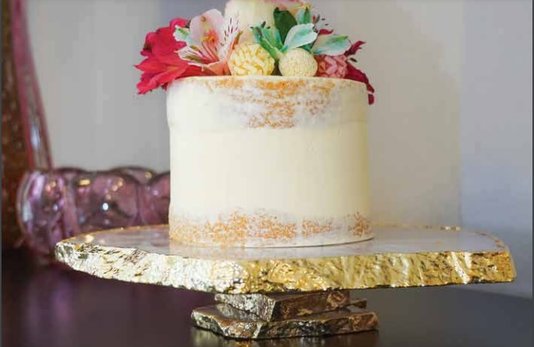Prato para Bolo Quartzo Cristal com Ouro 24K Camila Vieira 