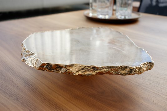 Prato para Bolo Quartzo Cristal com Ouro 24K Camila Vieira 