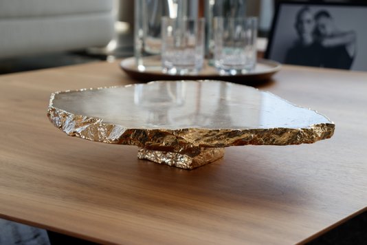 Prato para Bolo Quartzo Cristal com Ouro 24K Camila Vieira 