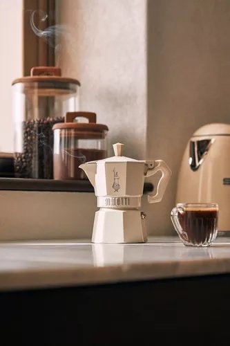 Set Cafeteira Moka Express 3 Xícaras Areia e Café Especial Moído Calda de Pudim 250g Bialetti