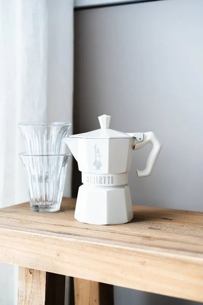 Set Cafeteira Moka Express 3 Xícaras Areia e Café Especial Moído Calda de Pudim 250g Bialetti