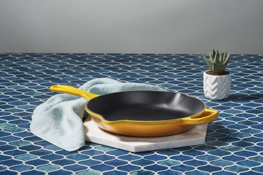Skillet Redonda Funda Com Alça Ferro Fundido Signature Le Creuset Nectar 26 cm