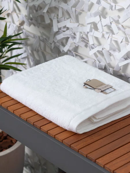 Toalha Banhão Modena 0,86 x 1,50 LCL Home By Trussardi Branca