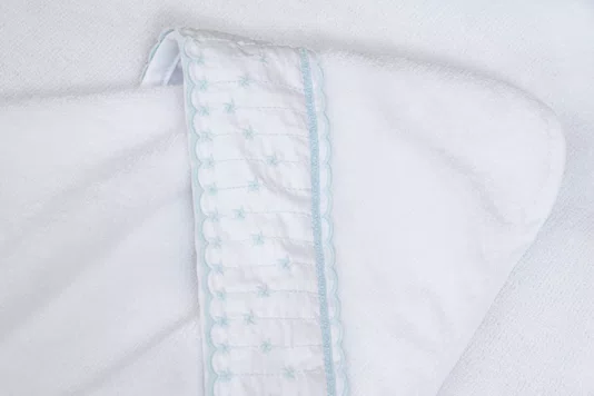 Toalha de Banho com Capuz Bambini Marco Trussardi Branco e Soft Blue 80cm x 80cm