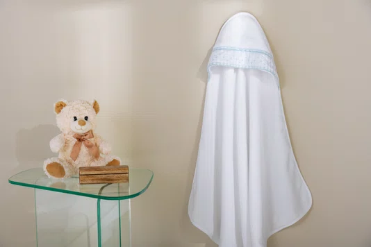 Toalha de Banho com Capuz Bambini Marco Trussardi Branco e Soft Blue 80cm x 80cm