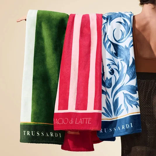 Toalha de Praia Listrado Trussardi + Bacio Di Latte Vermelho