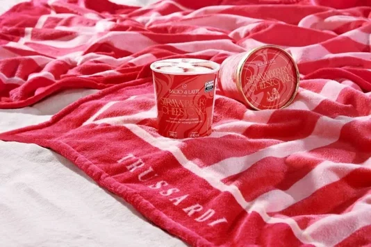 Toalha de Praia Listrado Trussardi + Bacio Di Latte Vermelho