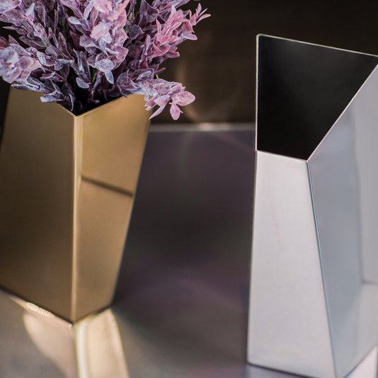 Vaso Origami Inclinado Studio Riva Ouro