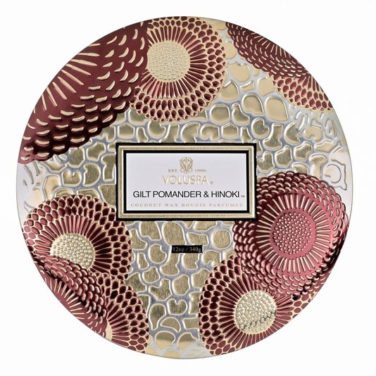 Vela Lata em Alto Relevo 3 Pavios Gilt Pomander e Hinoki Voluspa 60 Horas