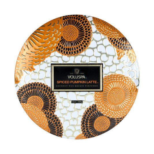 Vela Lata em Alto Relevo 3 Pavios Spiced Pumpkin Latte Voluspa 60 horas