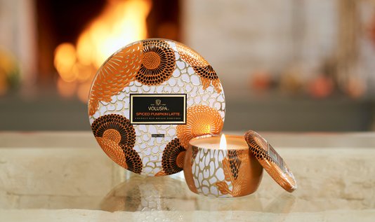 Vela Lata em Alto Relevo 3 Pavios Spiced Pumpkin Latte Voluspa 60 horas