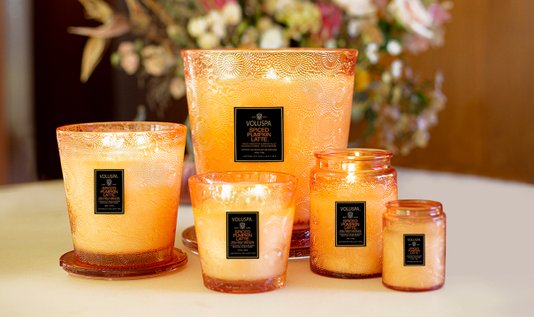 Vela Pote de Vidro em Alto Relevo Spiced Pumpkin Latte Voluspa 100 Horas