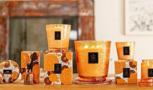Vela Pote de Vidro em Alto Relevo Spiced Pumpkin Latte Voluspa 100 Horas