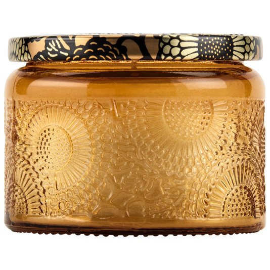 Vela Pote de Vidro Relevo P Baltic Amber Voluspa 25 Horas