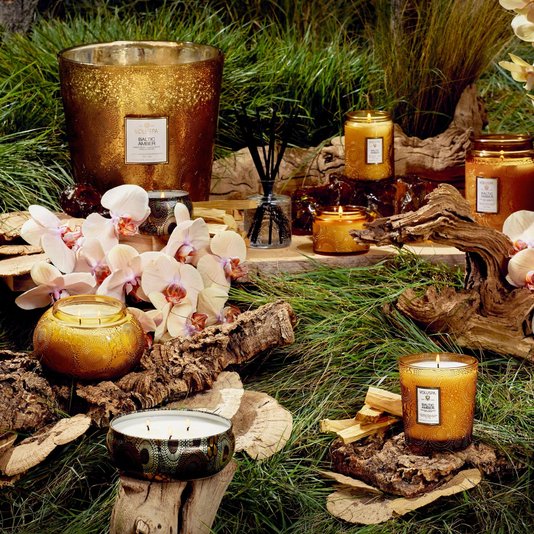 Vela Pote de Vidro Relevo P Baltic Amber Voluspa 25 Horas