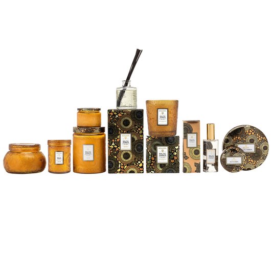 Vela Pote de Vidro Relevo P Baltic Amber Voluspa 25 Horas