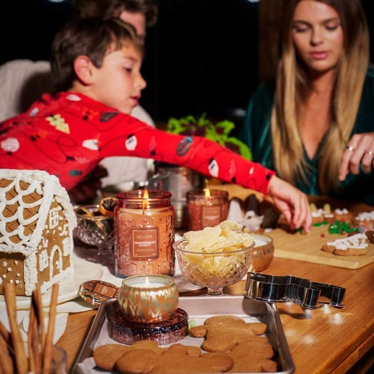 Vela Pote Vidro com Tampa Gingerbread Chalet Voluspa 100 Horas