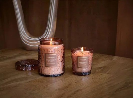 Vela Pote Vidro com Tampa Gingerbread Chalet Voluspa 100 Horas