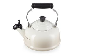 Chaleira com Apito Tradicional Le Creuset Meringue 1,6 Litros