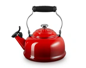 Chaleira com Apito Tradicional Pegador Inox Le Creuset Vermelho 1,6 Litros