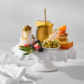 Prato para Bolo com Pé Ruffle Le Creuset Branco 28cm