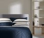 Almofada Cetim 300 Fios Vercelli Branco e Marinho Trussardi 60 x 60 cm