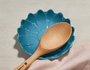 Descanso Para Colher Sunflower Azul Caribe Le Creuset 14CM