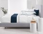 Jogo Cama Queen Cetim 300 Fios Fortore Trussardi Branco/Marinho 2,40 X 2,60 m