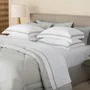 Jogo de Cama Queen Vercelli 300 Fios Egípcio Trussardi Branco/Nebbia 2,40 x 2,80 m