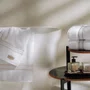 Toalha Banhão Baberine Trussardi Branco e Ardosia 86cm  x 150cm