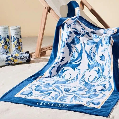 Toalha de Praia Arabescos Trussardi + Bacio di Latte Azul - LCL Home